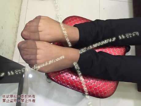 原味丝袜|袜类,臭短丝袜,爱丽丝(本土的BYD)——2015年10月下旬顾客订购奢店01妹妹工作丝袜(奢店01妹妹-咖啡丝),此活动免费拍摄打包图