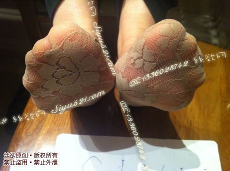 原味丝袜|袜类,臭短丝袜,致命臭(此活动MM随机,不能指定)——2013-8-27日顾客订购餐厅MM工作丝袜现收足底实拍(肉色船袜),不可选择MM,免费附带无水印高清收购足底实拍图。