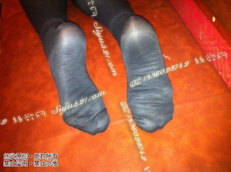 原味丝袜|袜类,臭短丝袜,致命臭(此活动MM随机,不能指定)——2013-12-16日顾客订购餐厅服务员妹妹工作丝袜现收足底实拍(黑丝),不可选择MM,免费附带无水印高清收购足底实拍图。