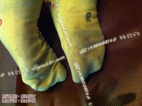 原味丝袜|袜类,臭棉袜,致命臭(此活动MM随机,不能指定)——2013-12-26日顾客订购餐厅服务员MM04工作丝袜现收足底实拍,棉袜比丝袜还要臭(棉袜),不可选择MM,免费附带无水印高清收购足底实拍图。