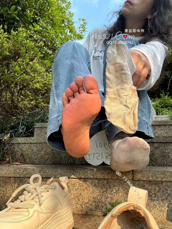 一场美丽的邂逅从一双顶级过肺棉袜开始，穿十天每天泡在又臭又湿又酸的汗脚里，小白鞋闷出来的酸臭感那是经久锁味那是永不凋谢的美味。我的儿子们，本王宠幸你们赐予最至高无上的礼物，拿走品尝吧！原味丝袜|袜类臭棉袜