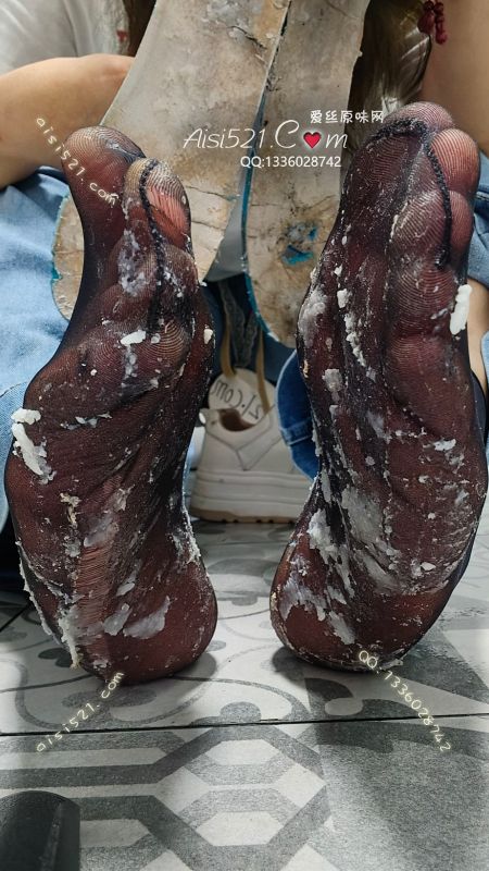 给狗子投喂最佳食物，大米饭在六年的小白鞋里和穿五天的丝袜脚上反复走路踩踏，这味道如同食物中的天花板。走在路上如同踩屎感，37度的温度包你的味蕾大开，拥有此物你的狗生都升华了。下单真空包装保持口感新鲜。原味丝袜|袜类臭短丝袜