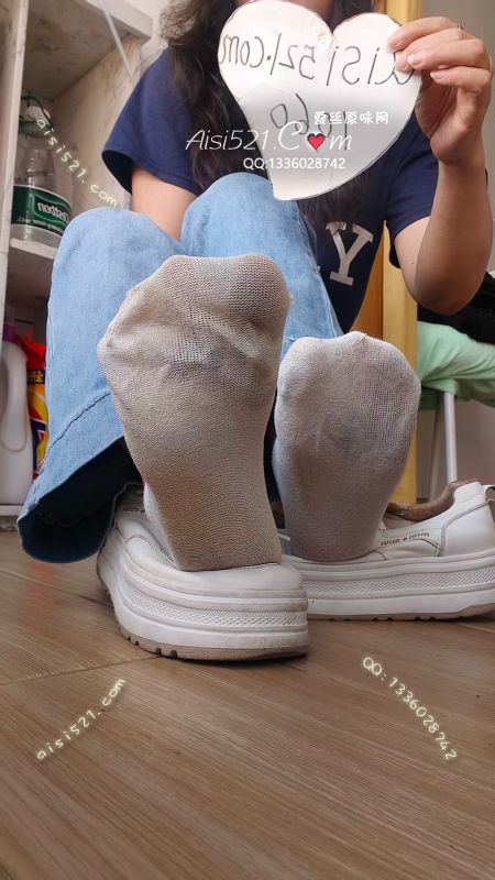短腰棉袜穿八天致命臭，无法抗拒的刺激，天热每天走两个小时能拧出汗水来，脚底胶黏，狗子们，味道大赞，下单真空发货。新鲜赶紧秒，这次是最优惠的一款棉袜，宠粉看谁有运气,原味丝袜|袜类臭棉袜
