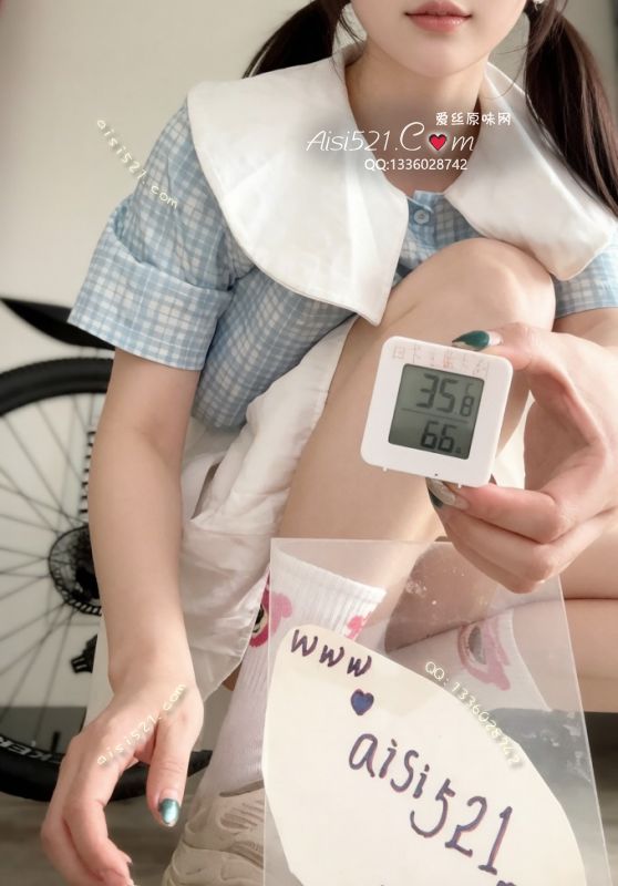 【袜子内内二选一】室内36度高温，夹腿综合征小姐姐慰慰出来的蕾丝内内和臭脚汗湿脚汗渍明显纯黄脚汗棉袜【二选一】，夜跑夜骑羽毛球三管齐下，据说脚汗星人一天的脚汗量能达到一矿泉水瓶！原味丝袜|袜类臭棉袜