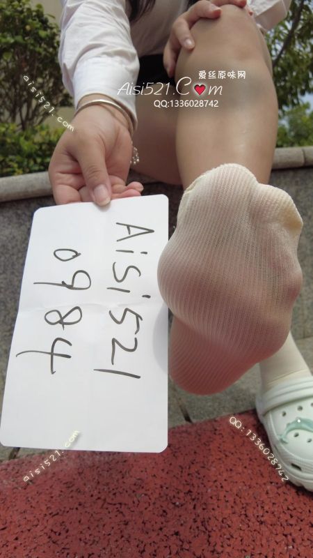今天天气太热了，袜子汗渍非常重了，痕迹迷人，味道十分酸臭，熏得我戴口罩了，需要的尽快下单原味丝袜|袜类臭棉袜