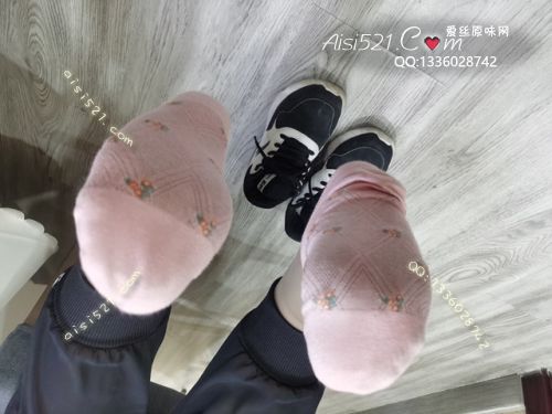 原味丝袜|袜类,臭短丝袜,爱丽丝(此活动可指定MM,但袜类随机)——2020年11月份顾客订购(酒店妹妹卡通丝)现收足底实拍,此活动免费拍摄打包图