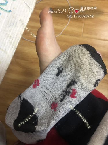 原味丝袜|袜类,臭棉袜,汗脚S三天臭棉袜,脚掌部分被脚汗浸润的黄黄的脚垢!烤火笼子让脚丫小汗腺分泌旺盛