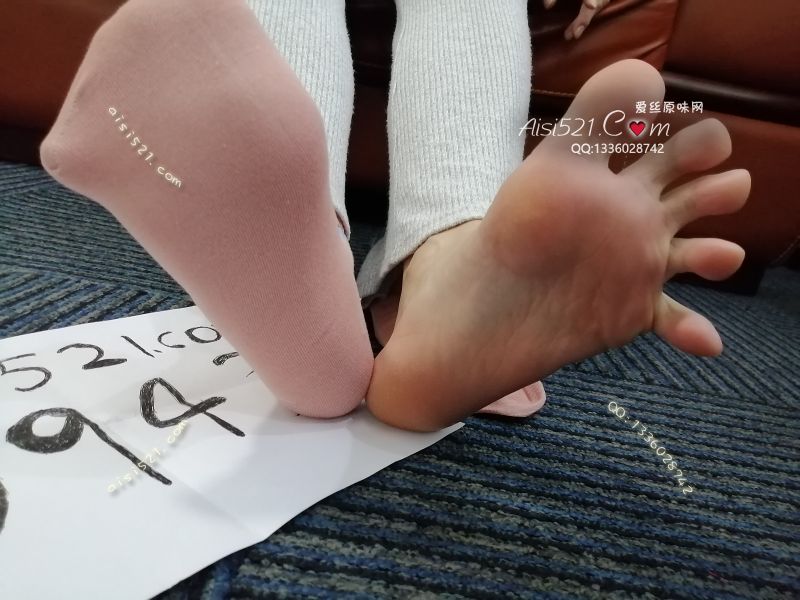 出汗的脚丫,吸汗的棉袜,撑开来,像是给哥哥开出的小花瓣。哥哥要帮我穿上另一只臭棉袜吗?原味丝袜|袜类臭棉袜